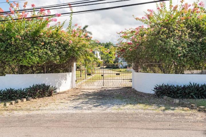 Ancella'S Garden Apartment-Beach-5Min Drive, 1 Hr Montego Bay, 25 Mins Ocho Rios, Continental Breakfast Runaway Bay Extérieur photo